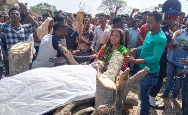 शहीद रंजीत खलखो पंचतत्व में विलीन, पैतृक गांव में राजकीय सम्मान के साथ हुआ अंतिम संस्कार