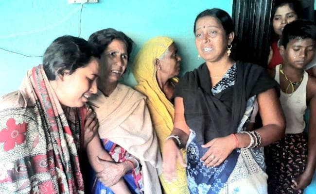 अपहृत मुखिया और पुत्र शंभू का नहीं मिला सुराग, आक्रोशित लोगों ने आगजनी कर जाम की सड़क