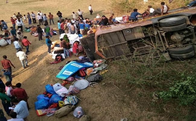 लोहरदगा : बस और ट्रक में जबरदस्त टक्कर, बस नदी में गिरी, दर्जनों घायल