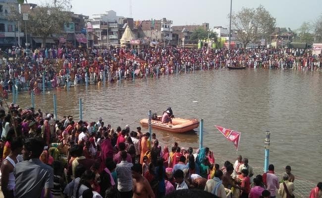 VIDEO में देखिए, चैती छठ की अनोखी छटा, देव में अस्ताचलगामी सूर्य को दिया गया अर्घ