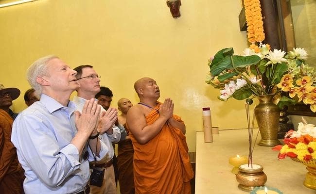 बिहार : यूएस राजदूत ने महाबोधि मंदिर में की पूजा-अर्चना