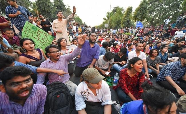 जेएनयू के छात्र-शिक्षकों के संसद मार्च के दौरान पुलिस से झड़प