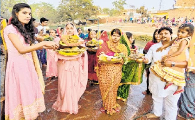 अस्ताचलगामी सूर्य को व्रतियों ने दिया विभिन्न घाटों पर अर्घ