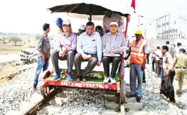 चक्रधरपुर से राजखरसावां तक रेल लाइन का काम अगस्त तक होगा पूरा: महाप्रबंधक