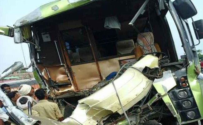 झारखंड : ट्रक से टक्कर के बाद बस पुल से गिरी, 30 घायल, देखें घायलों की सूची