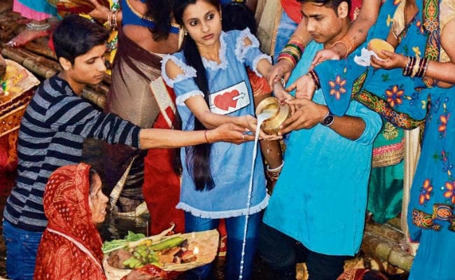 छठपूजा : उगते सूर्य को अर्घ के साथ महापर्व का आज समापन, नदी में बोट से होती रही पेट्रोलिंग