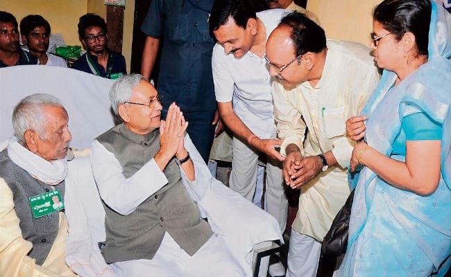 बिहार : ....जब बीमार कार्यकर्ता से मिल कर भावुक हुए मुख्यमंत्री नीतीश कुमार, दी ये सलाह