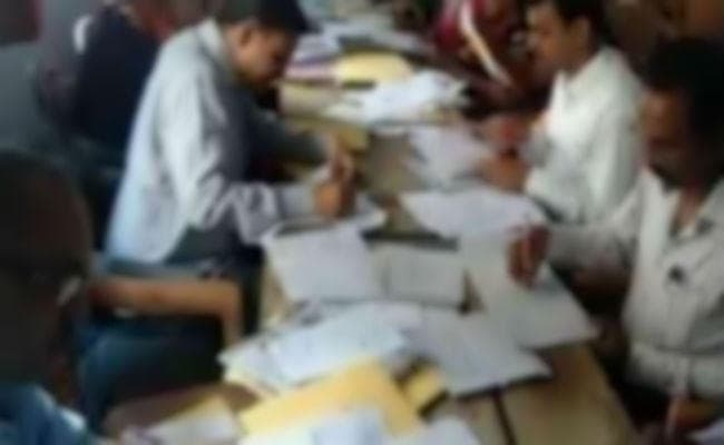 बिहार: कॉपी जांच कर रहे गुरुजी को मिल रहे 500 के नोट,लड़कियों ने लिखा अच्छे नंबर दीजियेगा नहीं तो टूट जायेगी शादी