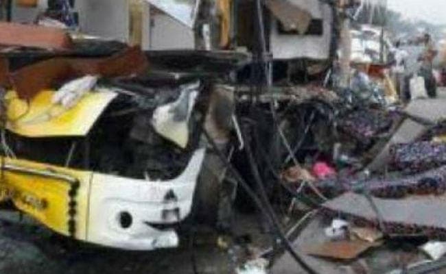 बिहार : दिल्ली से मोतिहारी आ रही बस डंपर से टकरायी, पांच मरे