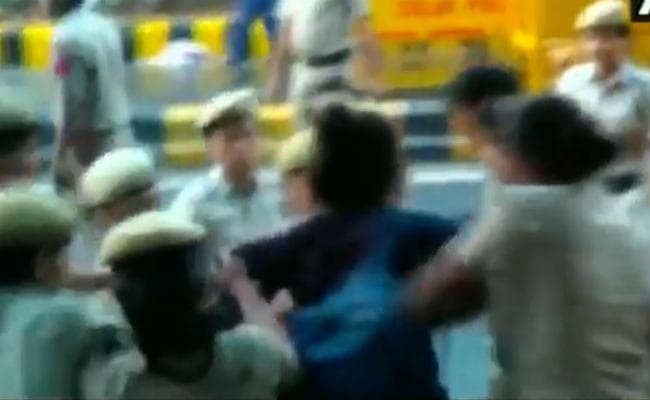 JNU छात्रों के प्रदर्शन के दौरान महिला पत्रकार से छेड़छाड़, पुलिस ने फोटोग्राफर से की मारपीट, देखें वीडियो
