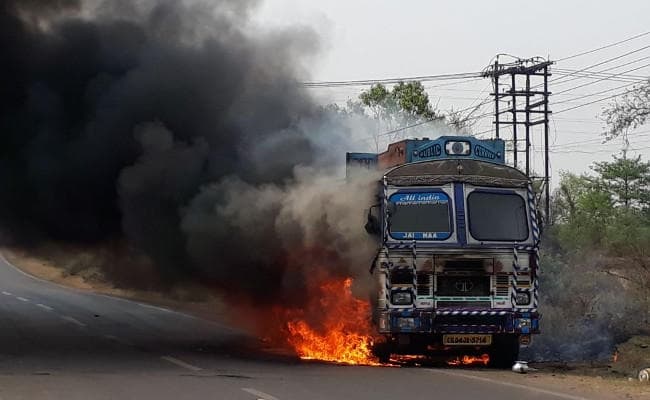 धनबाद : सड़क पर ही ट्रक में लगी भीषण आग