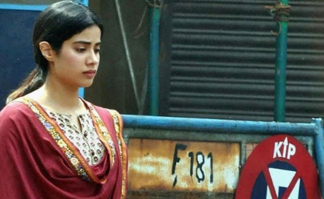 करण जौहर का ''फोन बैन'' फरमान फेल, फिर सेट से लीक हुई जाह्नवी की ये तसवीरें