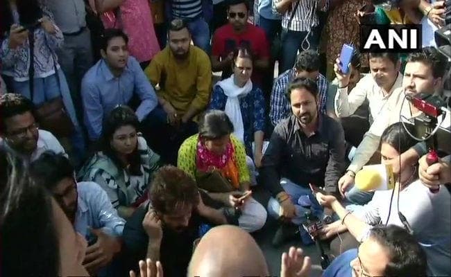 जेएनयू प्रोटेस्ट मार्च में महिला पत्रकार के साथ हुई छेड़छाड़ के विरोध में पत्रकारों ने किया प्रदर्शन