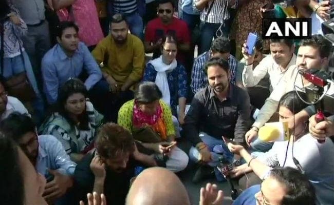 छेड़छाड़ के आरोपी पुलिसकर्मियों पर कार्रवाई के लिए पत्रकारों ने दिल्ली पुलिस मुख्यालय के बाहर किया विरोध प्रदर्शन