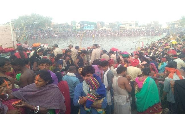 चैती छठ : देव में श्रद्धालुओं ने उदयीमान सूर्य को दिया अर्घ