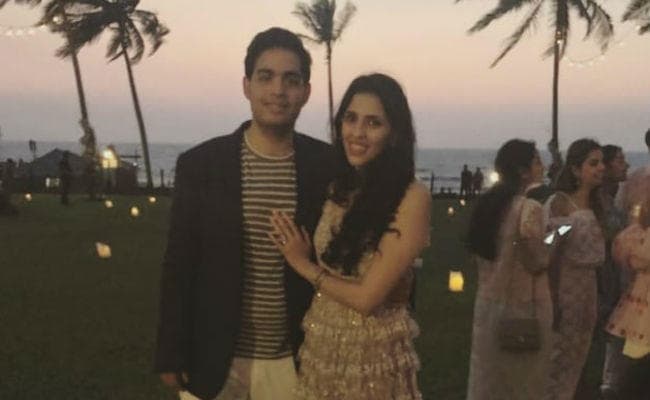 IN PICS मुकेश अंबानी के बेटे की सगाई से पहले कुछ यूं मना जश्न, आकाश ने श्लोका को किया प्रपोज