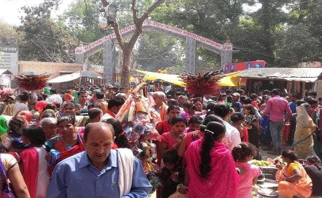 बिहार : दरभंगा के अहल्यास्थान में रामनवमी मेले में उमड़ी भीड़, श्रद्धालुओं ने की पूजा-अर्चना