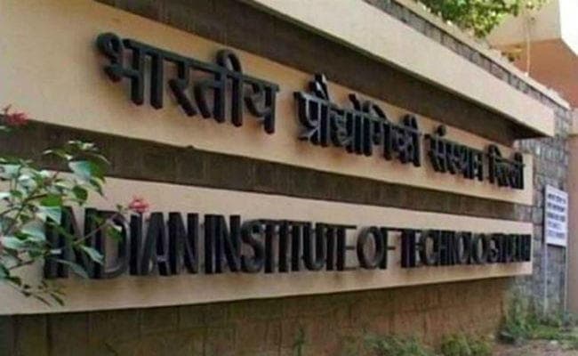 सिर्फ प्राइवेट इंजीनियरिंग ही नहीं  IIT का भी घट रहा है क्रेज, खाली सीटों की संख्या में वृद्धि