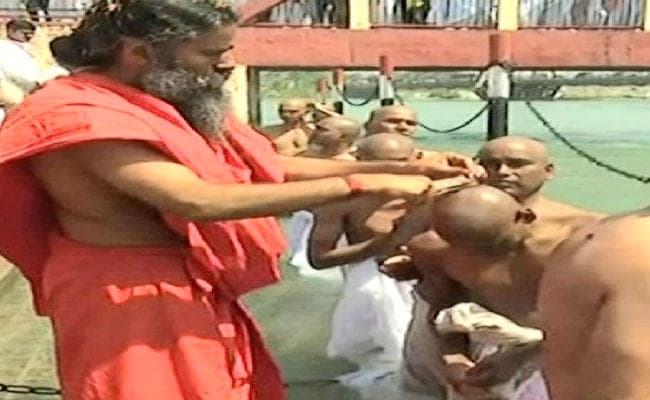 बाबा रामदेव ने 51 संन्यासियों तथा 39 संन्यासिनों को दी दीक्षा