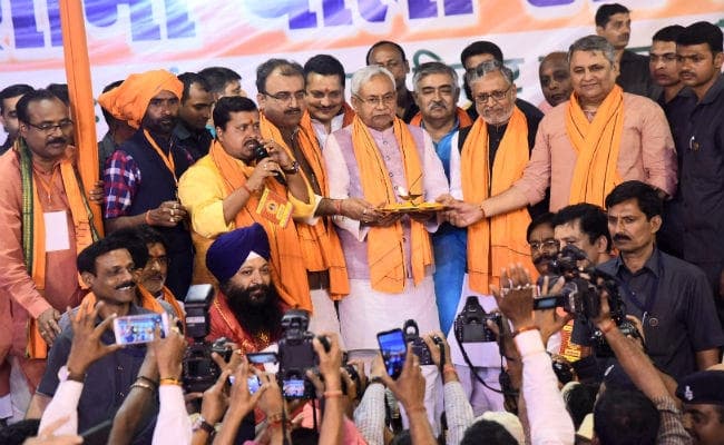 VIDEO : CM नीतीश कुमार ने राम, सीता, लक्ष्मण व हनुमान की उतारी आरती