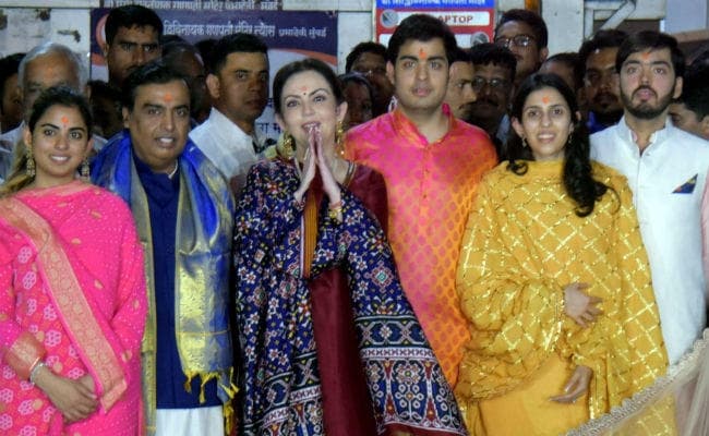 PHOTOS : सगाई के बाद होनेवाली बहू श्लोका मेहता के साथ सिद्धिविनायक मंदिर पहुंचा अंबानी परिवार