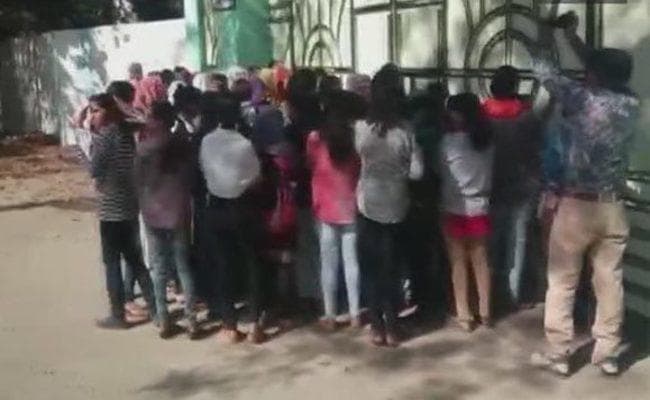 Shameful : सागर में छात्राआें के उतरवाये गये कपड़े, सैनेटरी नैपकिन लापरवाही से फेंके जाने का आरोप