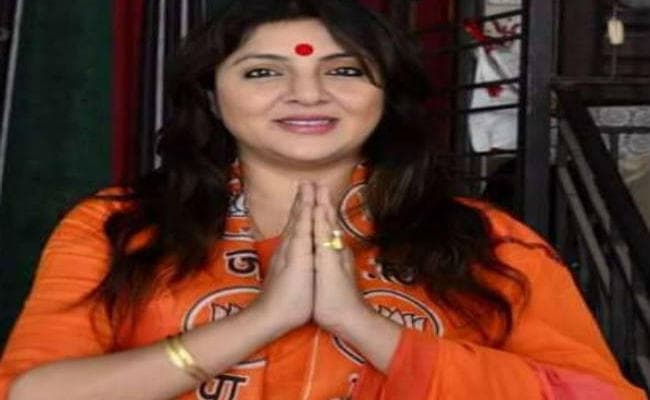 कोलकाता : नारी शक्ति का प्रतीक है त्रिशूल, तो क्या मां दुर्गा के हाथों से भी त्रिशूल हटायेंगी ममता : लॉकेट