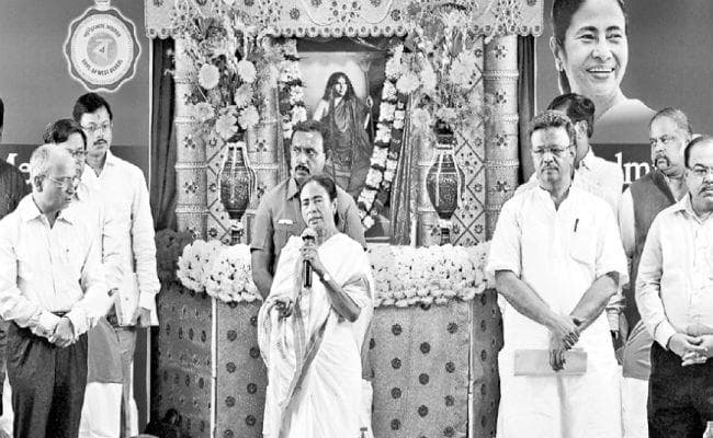 कोलकाता :भांगड़ मुद्दे पर ममता ने अराबुल व रज्जाक को लगायी फटकार, कहा पहले समस्या मिटायें, फिर मेरे पास आयें