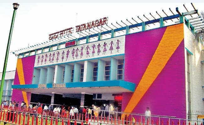 रेल मंत्री को ट्वीट, स्टॉल के संचालक पर 10 हजार जुर्माना