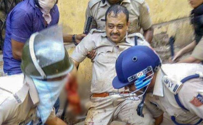 युद्ध क्षेत्र में तब्दील हुआ रानीगंज, 2 दर्जन दुकानों में लगायी आग,1 की मौत, DCP जख्मी