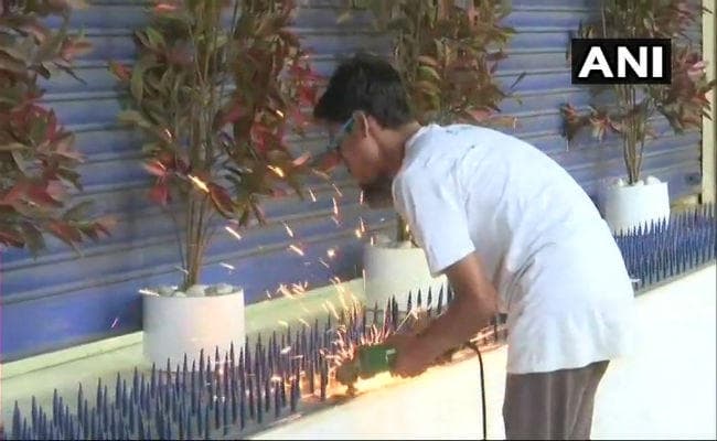 IN PICS: तो एचडीएफसी बैंक ने फर्श पर इसलिए लगा दी कील, कारण जानकर चौंक जाएंगे आप