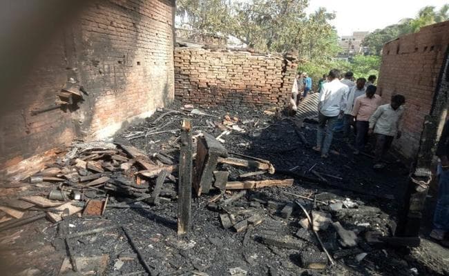 तलवार से हमले से नाराज लोगों ने हमलावर के घर को आग के हवाले किया