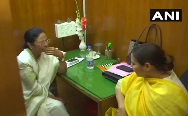 थर्ड फ्रंट बनाने की कवायद में जुटी ममता बनर्जी ने मीसा भारती से की मुलाकात