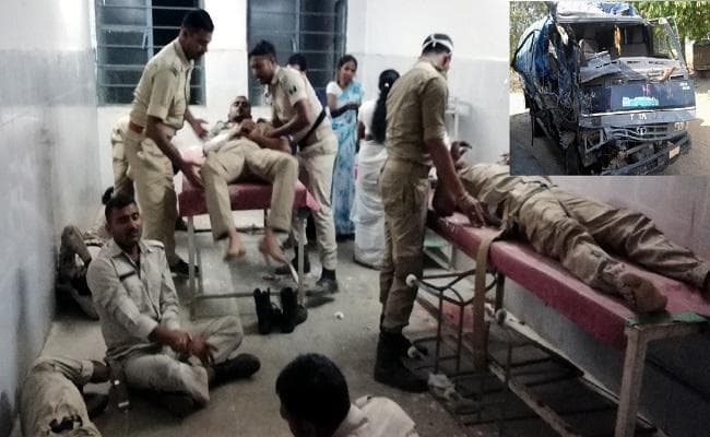 बिहार : नवादा में ट्रक से टकरायी पुलिस की वैन, एक जवान की मौत, 16 जख्मी