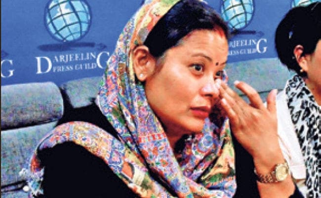 दार्जिलिंग : कई माह से भूमिगत मोर्चा नेता विनीता आयीं सामने, विनय तमांग और अनित थापा में जताया विश्वास