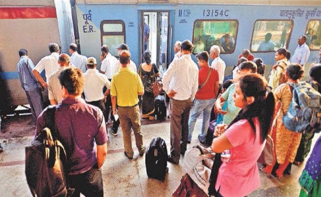 कोलकाता : न्यू जलपाईगुड़ी-हावड़ा शताब्दी एक्सप्रेस में लगी आग, बोगी में भरा धुआं