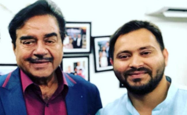 BJP के ''शत्रु'' ने की लालू के बेटे की तारीफ, कहा- तेजस्वी यादव में नजर आते हैं शरद पवार के सारे गुण