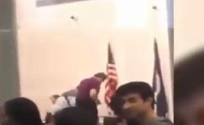 अमेरिका में पाकिस्तानी पीएम अब्बासी के उतरवाये  गये कपड़े , VIDEO वायरल