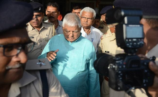 लालू प्रसाद यादव राजधानी एक्सप्रेस से दिल्ली रवाना, एम्स में होगा इलाज