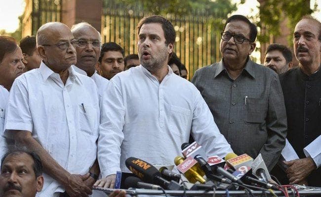 SC/ST एक्ट में कोर्ट के फैसले को लेकर राहुल की अगुवाई में विपक्ष ने राष्ट्रपति को सौंपा ज्ञापन