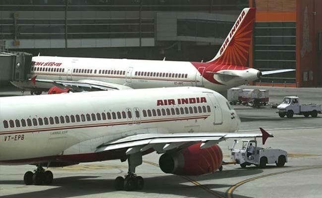 कोलकाता के लिए उड़ान भरने वाला था विमान, दिल्ली में बम की सूचना के बाद विमान की हुई तलाशी, यात्रियों को उतारा