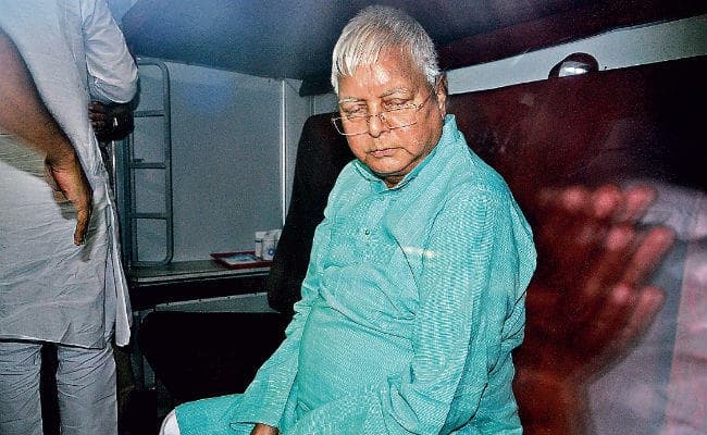 रांची : लालू की किडनी में खराबी, हाथ जोड़ कर रिम्स से एम्स के लिए निकले लालू, राजधानी एक्सप्रेस से हुए रवाना