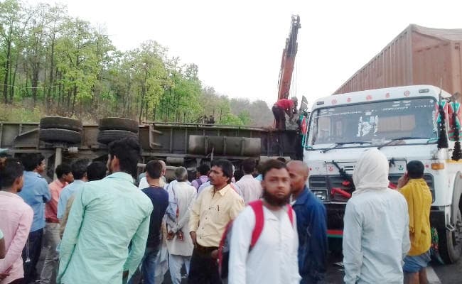 Jharkhand : चुट्टूपालु घाटी में कंटेनर पलटा, बिहार-झारखंड की लाइफलाइन एनएच 33 पर लगा लंबा जाम