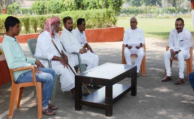 सीएम नीतीश ने शहीद मुजाहिद खान के परिजनों से मुलाकात की, हरसंभव मदद का दिया भरोसा