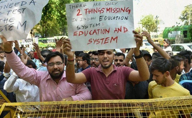 CBSE पेपर लीक : छात्रों ने की सभी विषयों की दोबारा परीक्षा कराने की मांग, कांग्रेस ने जावड़ेकर का मांगा इस्तीफा