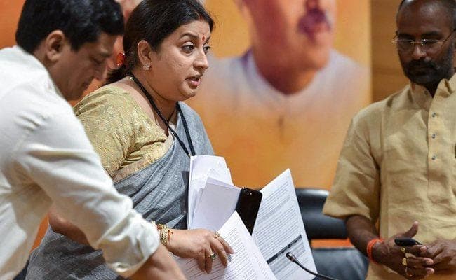 ईरानी का सिब्बल पर बड़ा हमला, मनी लाउंड्रिंग के आराेपी से कारोबारी रिश्ते पर राहुल से मांगा जवाब