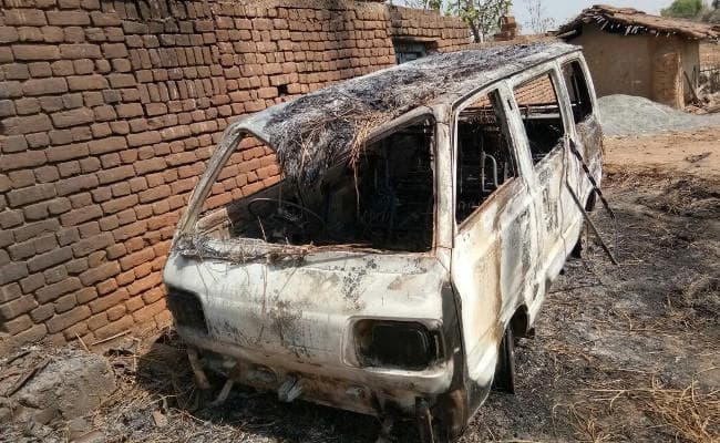 Jharkhand : गिरिडीह में नक्सलियों ने मचाया उत्पात, घर, बाइक और कार को जलाया