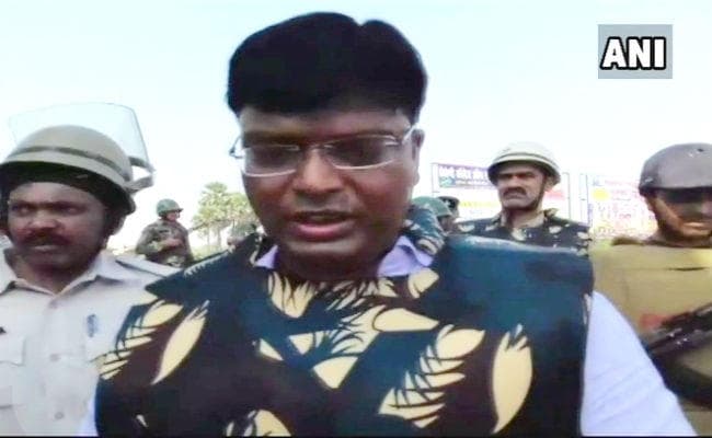 बिहार : मूर्ति तोड़ने पर नवादा में हिंसक बवाल, पत्रकारों के कैमरे तोड़े, पुलिस ने की हवाई फायरिंग, स्थिति नियंत्रण में