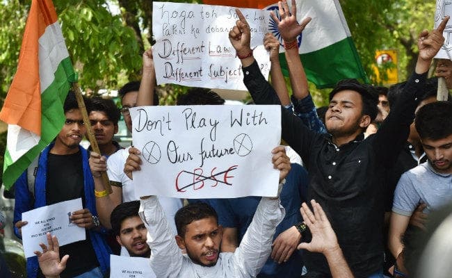 सीबीएसइ पेपर लीक : शिक्षामंत्रियों की बैठक बुलाने की मांग उठी, गूगल से क्राइम ब्रांच ने पूछे सवाल