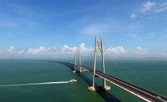 कैसा है समंदर में बना 55 किमी लंबा दुनिया का सबसे बड़ा पुल, देखें तसवीरें